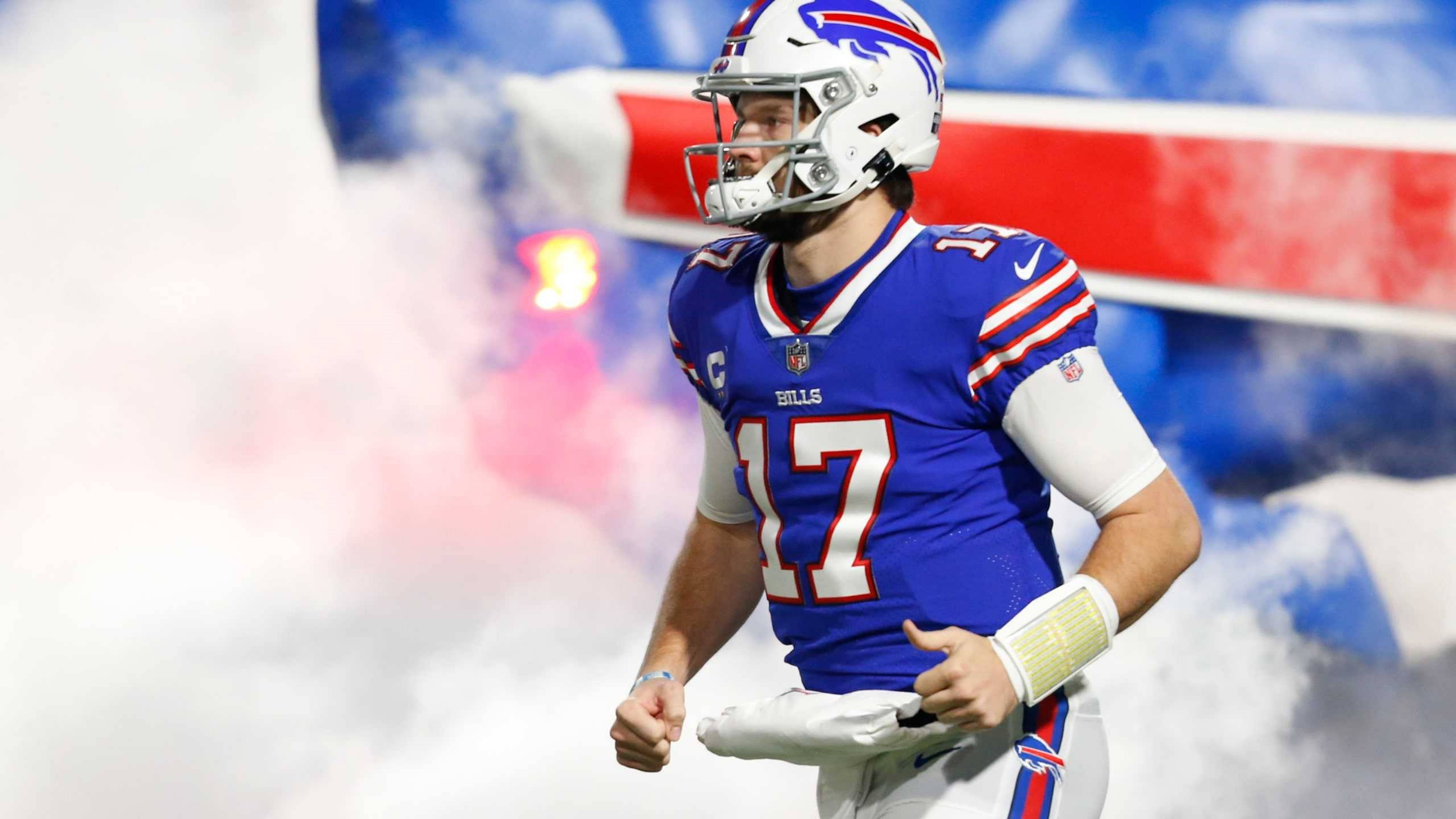 Josh Allen 對戰巴爾的摩金鶯隊 壁紙 — 水牛城比爾隊的四分衛身穿藍色17號球衣，帶著專注的強度穿過球場煙霧。