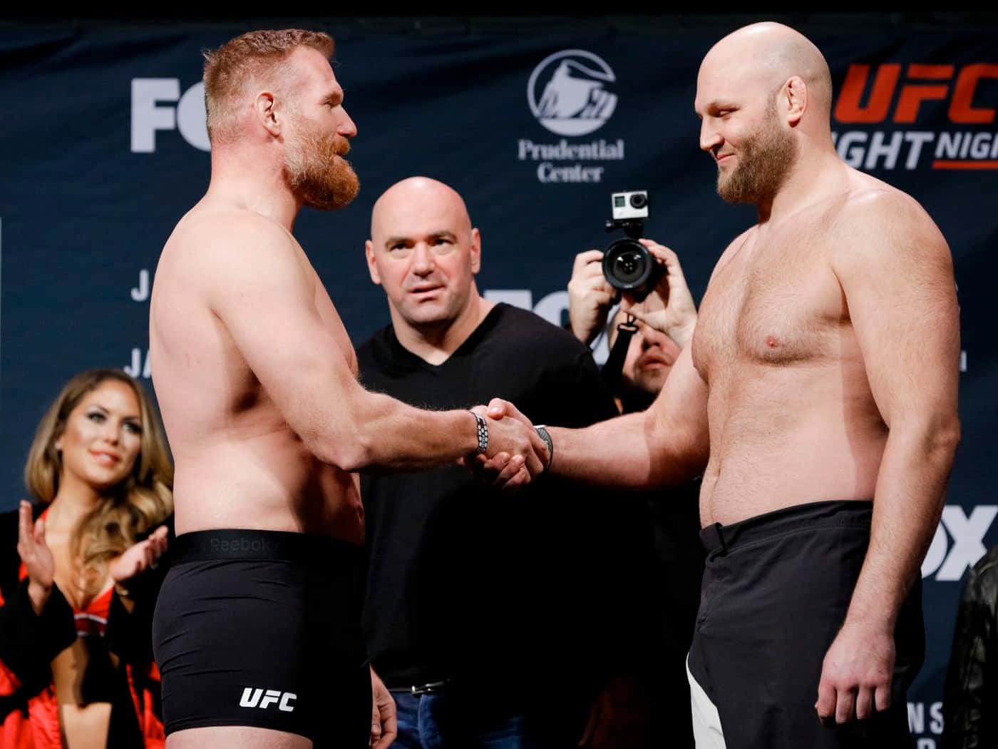 兩名UFC拳手在稱重活動中握手。