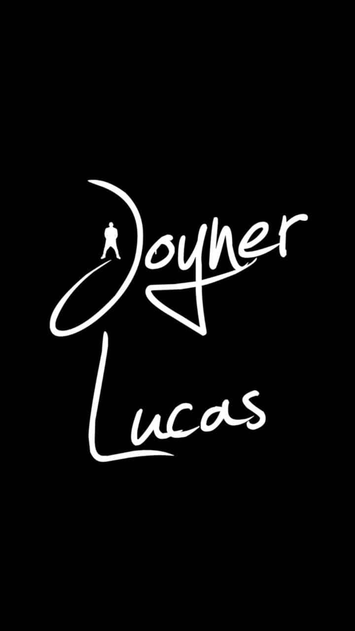 Joyner Lucas — 饒舌歌手兼音樂製作人 壁紙 — 白色草書文字顯示 Joyner Lucas，字母 J 內有一個小人剪影，背景為純黑色。