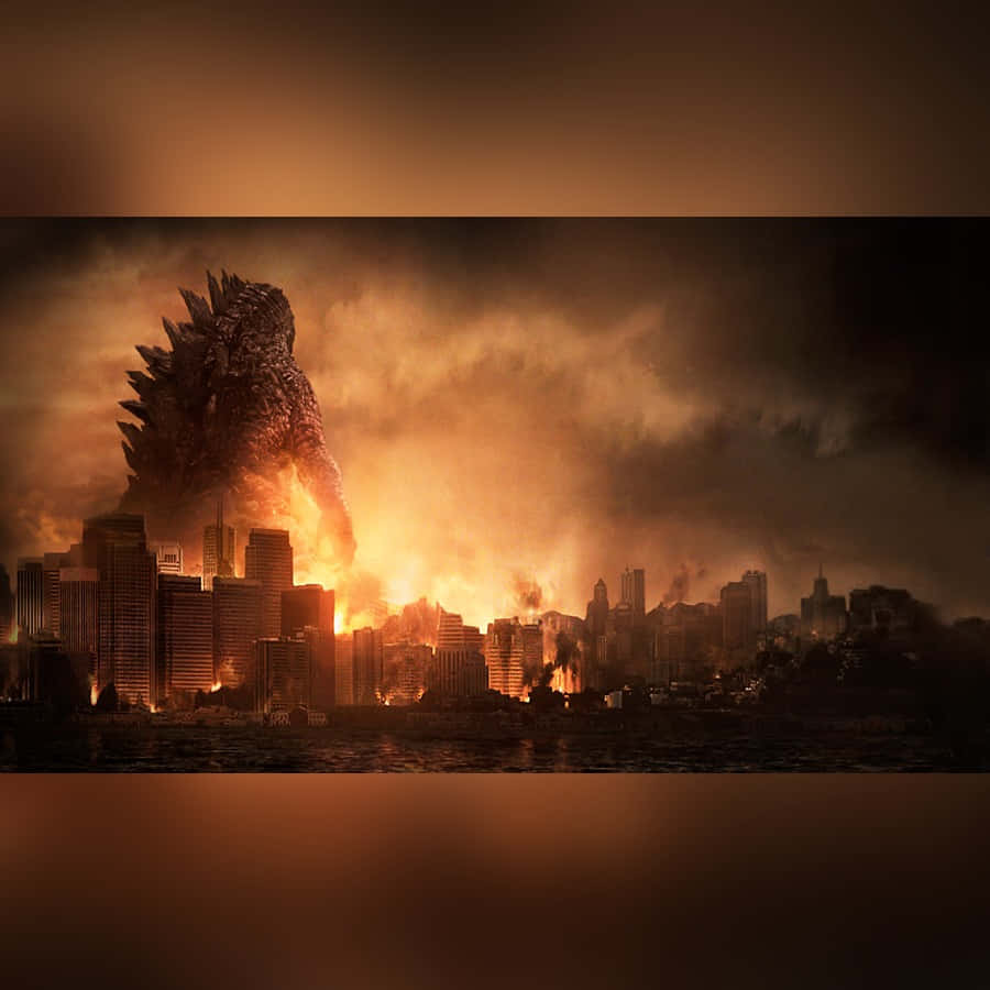 Godzilla City Destruction 桌布 壁紙 — 在煙霧瀰漫的橙色天空下，一隻巨大的哥斯拉從燃燒的城市天際線中的烈火毀滅中出現。