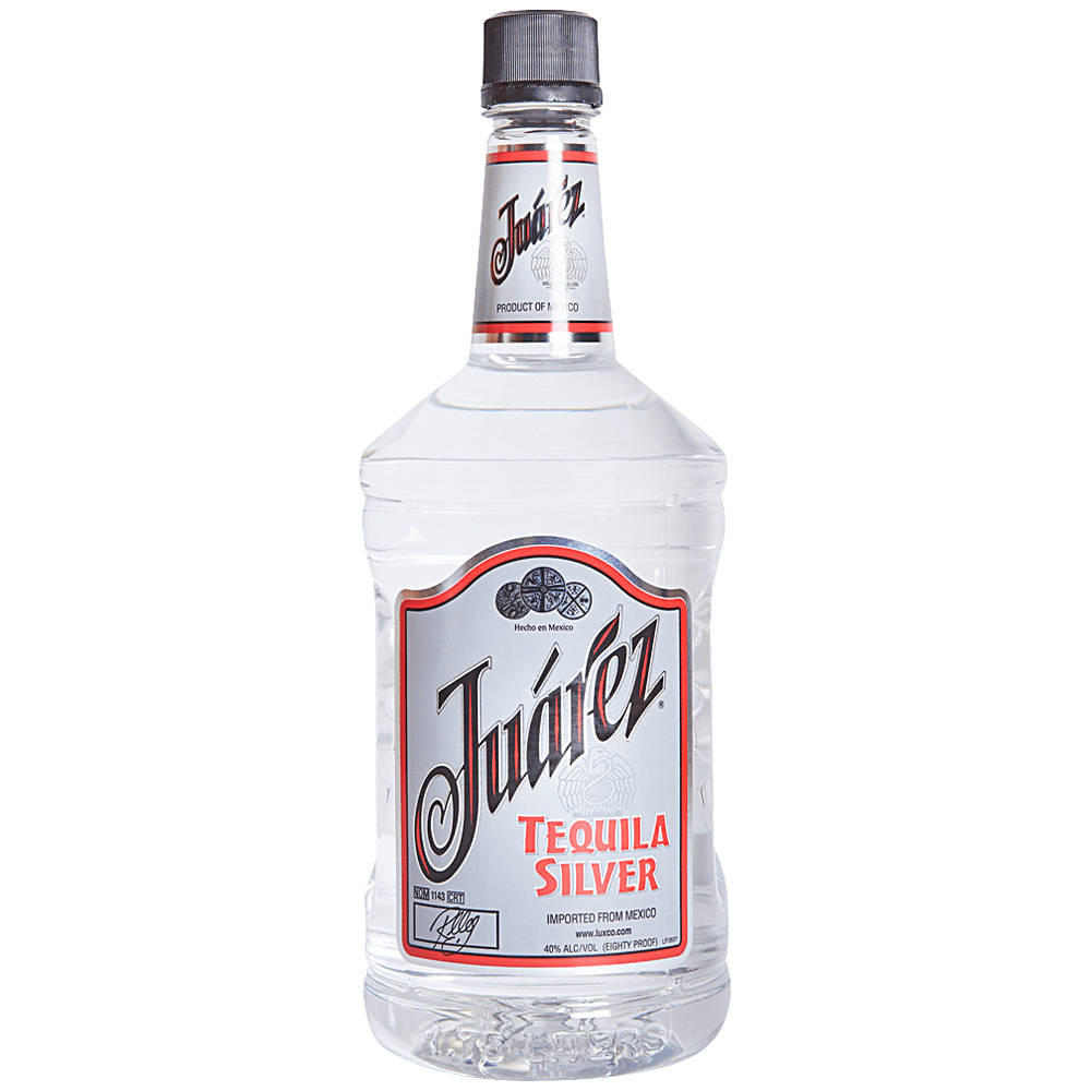 一瓶帶有銀色和紅色標籤的透明玻璃Juárez Tequila Silver酒瓶。