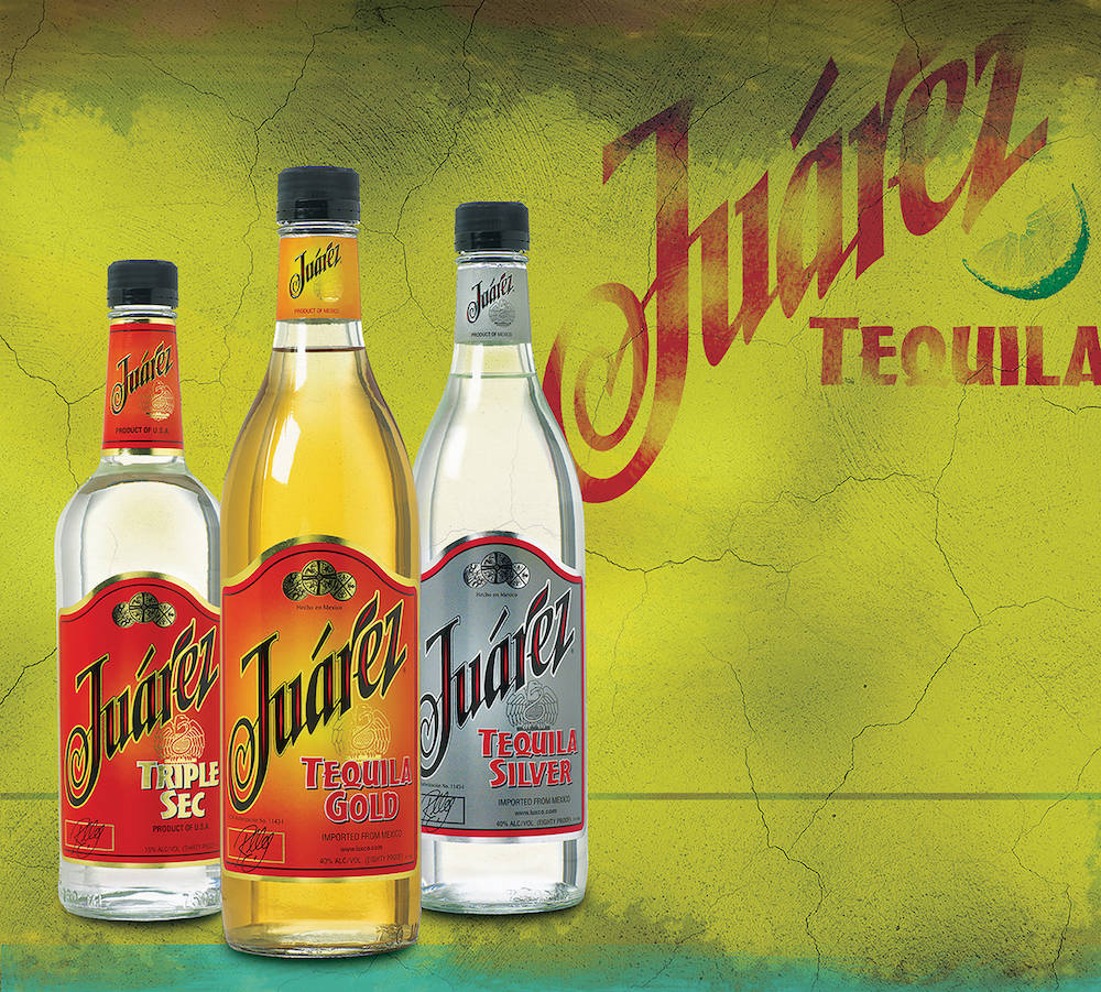 三支 Juárez 龍舌蘭酒瓶放在有裂紋的黃綠色背景上，帶有品牌標誌。