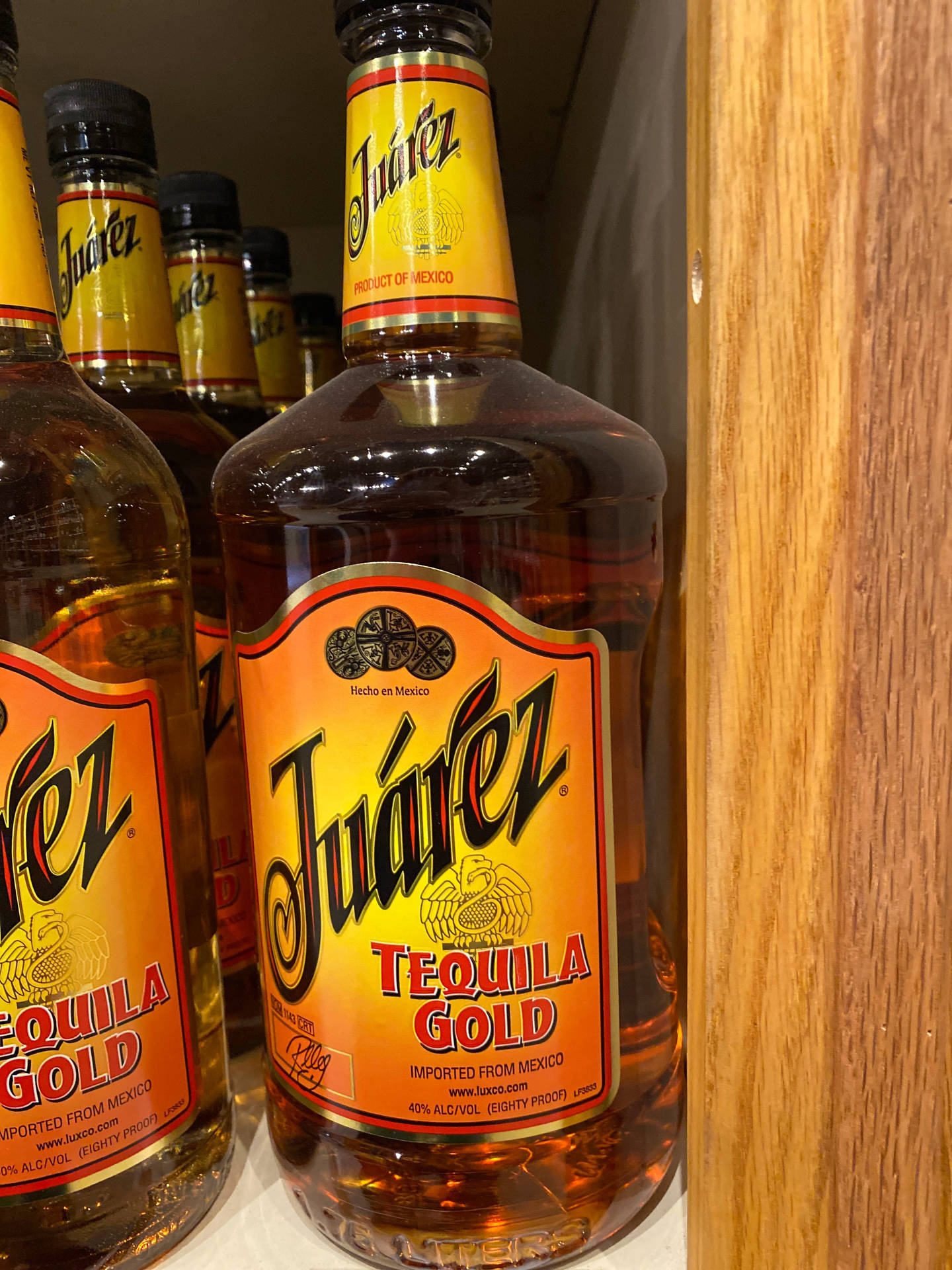 木架上嘅 Juárez Tequila Gold 酒瓶。