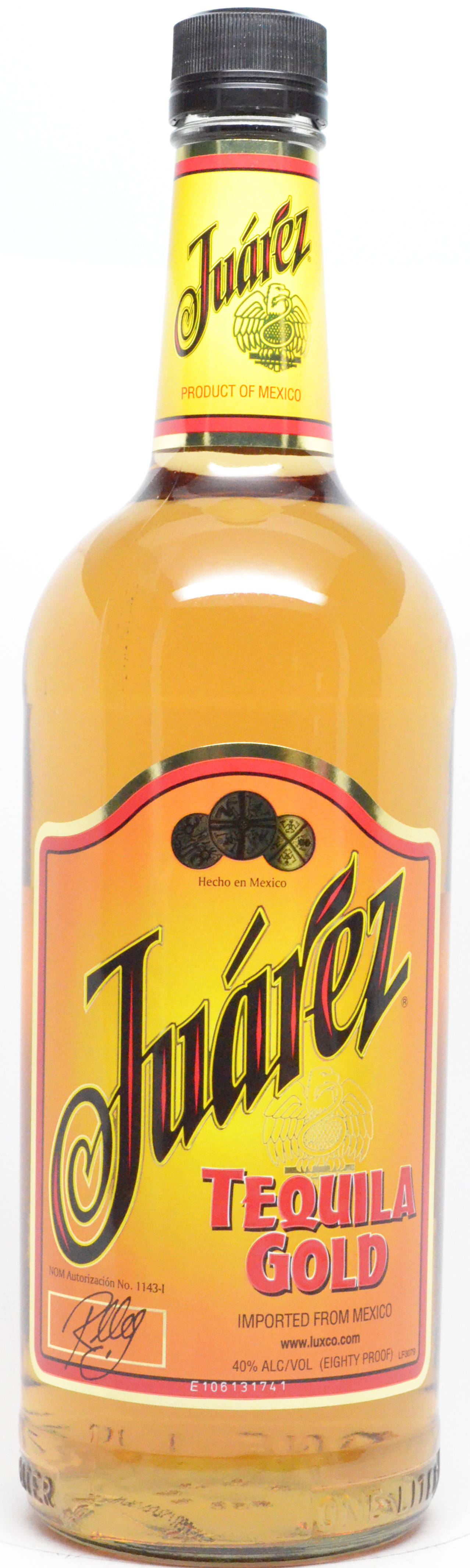 一瓶Juárez Tequila Gold，裝有金色液體和黃色標籤。