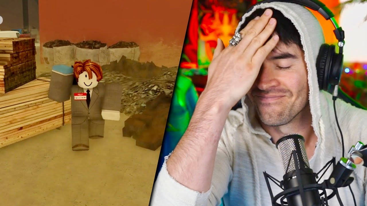 JuegaGerman與Roblox 壁紙 — 分割畫面顯示一個Roblox虛擬角色在倉庫中，旁邊是一位戴著耳機和麥克風的疲憊直播主。