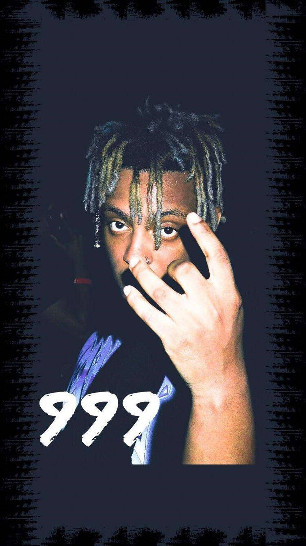 Juice Wrld 美學 999 壁紙 — 一個人的特寫肖像，有辮子和鼻環，手靠近臉部，背景為深色紋理，帶有粗體白色 '999' 文字。