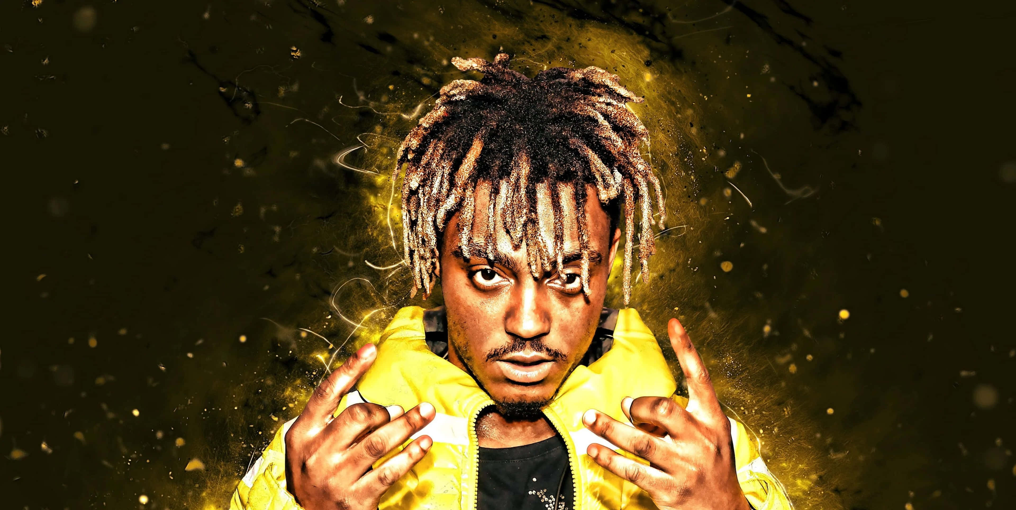 Juice Wrld 在演唱會上表演 壁紙 — 一個留著辮子、身穿亮黃色外套的男人，在充滿金色粒子的深色背景下強烈地擺姿勢。