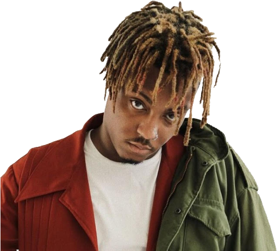 Juice Wrld 紅色夾克肖像 壁紙 — 一名年輕男子留著紋理辮子，在黑色背景下穿著紅色外套套在綠色外套上，凝視著。