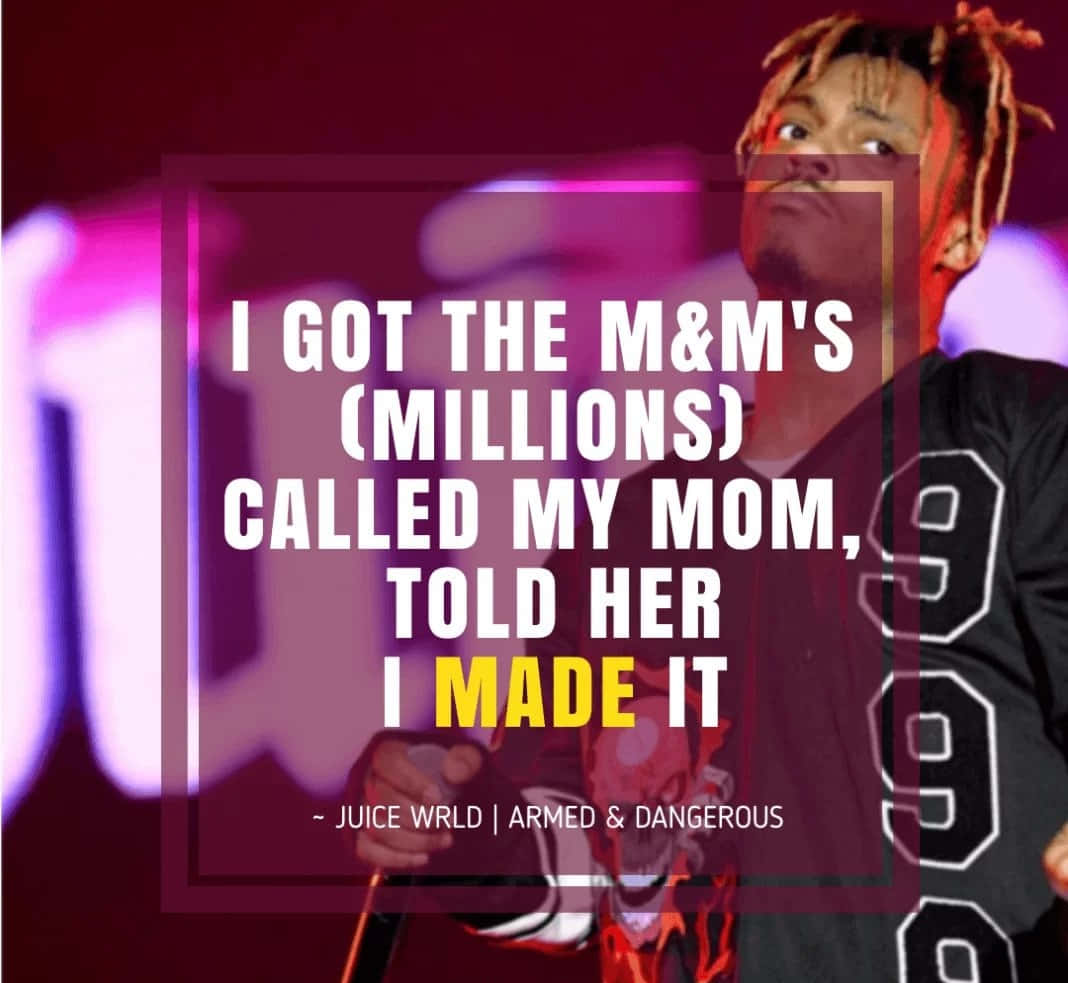 Juice Wrld Quotes 桌布 壁紙 — Juice WRLD 在充滿活力的紫色燈光舞台場景中向上看，他的圖像上覆蓋著粗體文字。