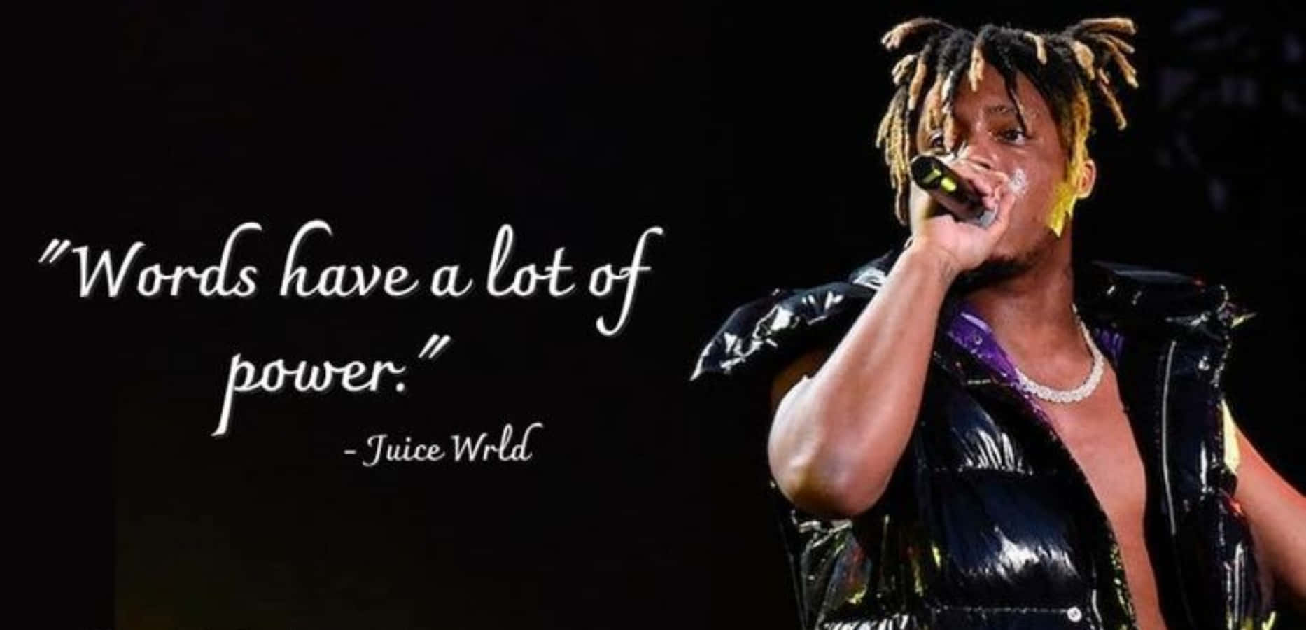 Juice Wrld Quotes 桌布 壁紙 — Juice WRLD 在舞台上熱情演出，手持麥克風，並在深色背景上疊加引文。