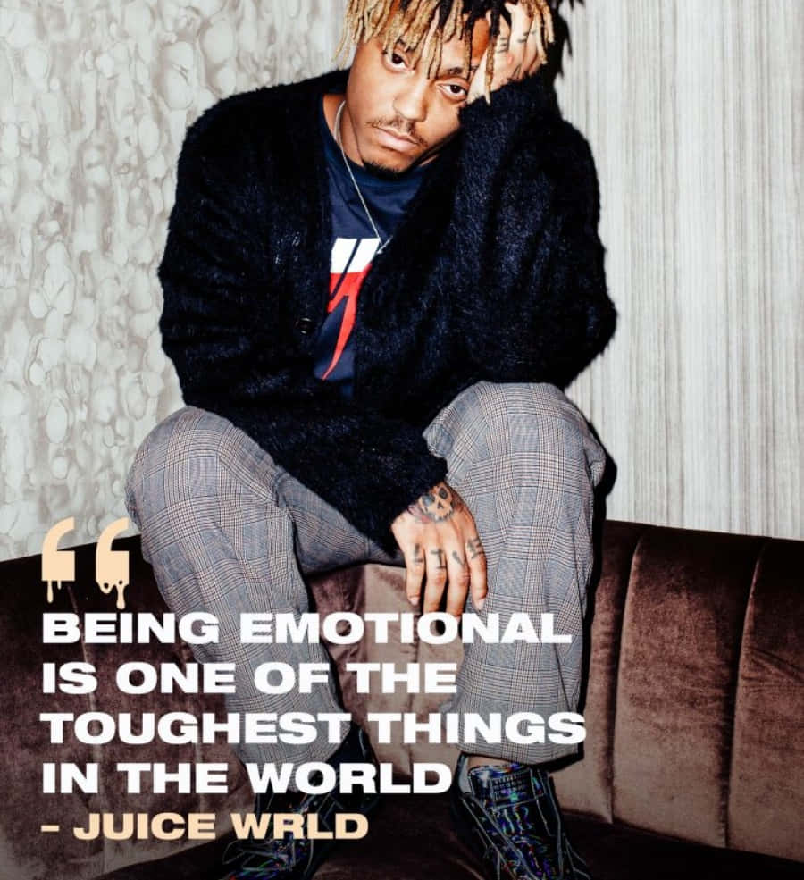Juice Wrld Quotes 桌布 壁紙 — Juice WRLD 沉思地坐在棕色梳化上，身穿黑色毛絨毛衣和格子褲，背景是紋理牆壁，並帶有引文疊加。