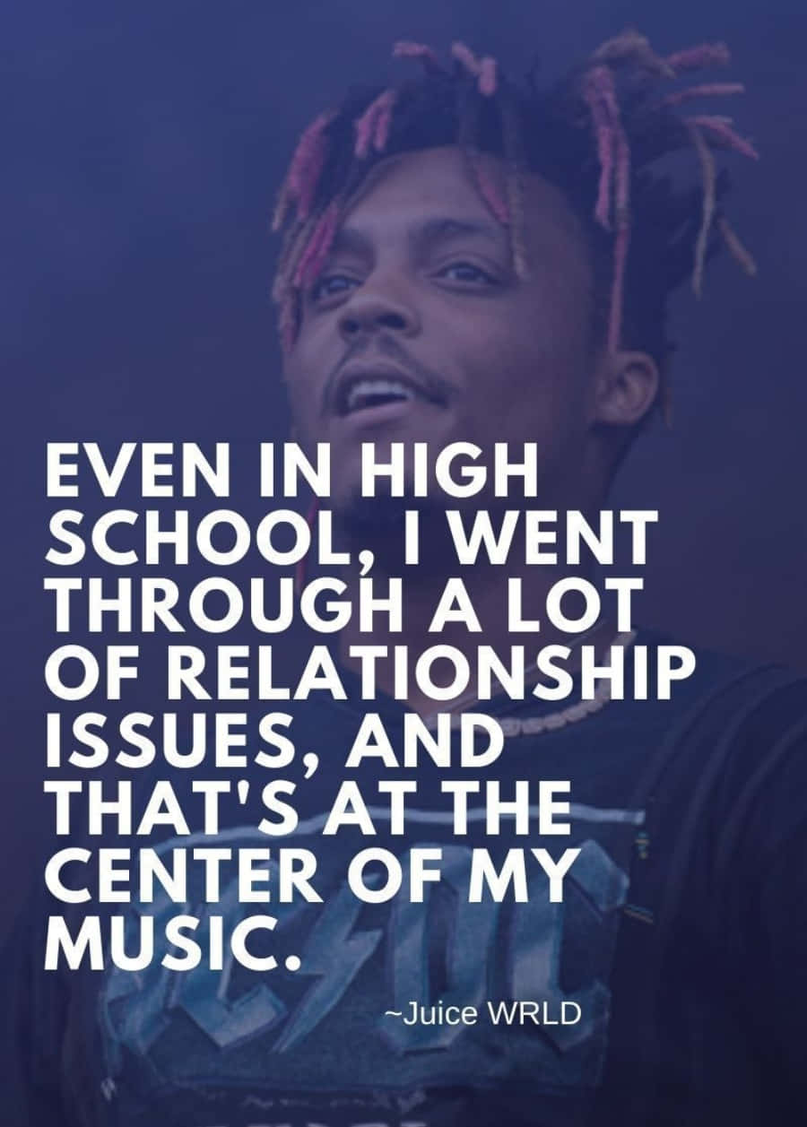 Juice Wrld Quotes 桌布 壁紙 — Juice WRLD 的 close-up 肖像，帶有粉紅色尖端的辮子，背景為深藍色，上面覆蓋著引用他關於音樂中關係問題的白色文字。