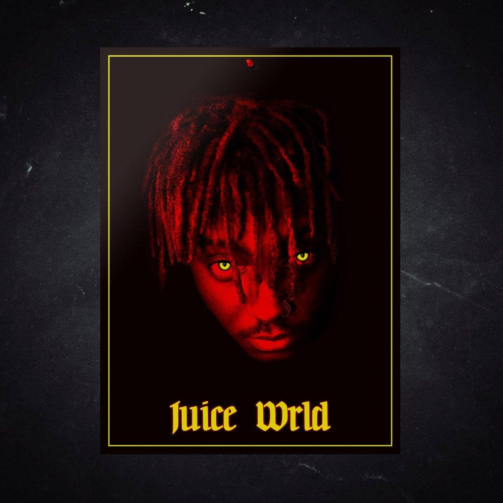 Juice WRLD 桌布 壁紙 — Juice WRLD 的令人難忘的肖像，黃色發光的眼睛和紅色辮子，在金色框架內的黑暗背景上。