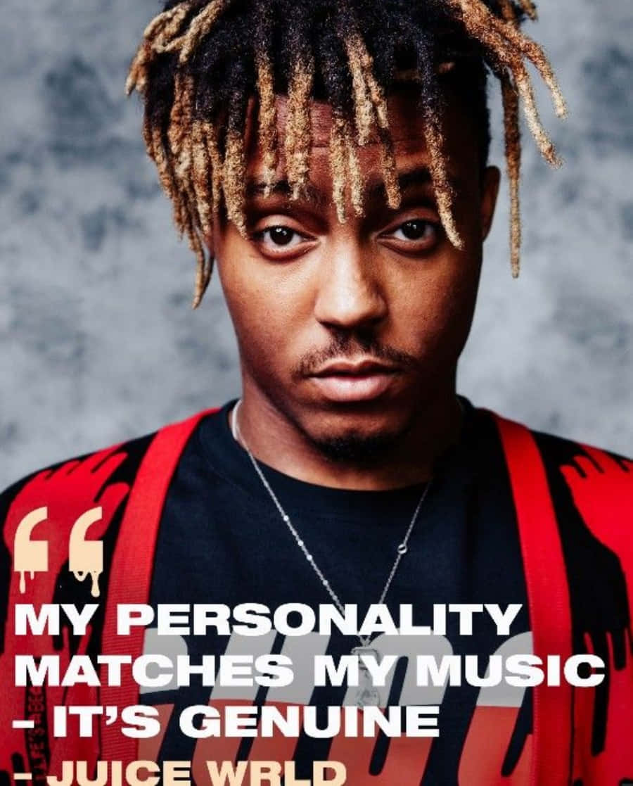 Juice Wrld Quotes 桌布 壁紙 — Juice WRLD 的肖像，辮子頭髮，穿著紅色吊帶，灰色背景，附有引言文字。