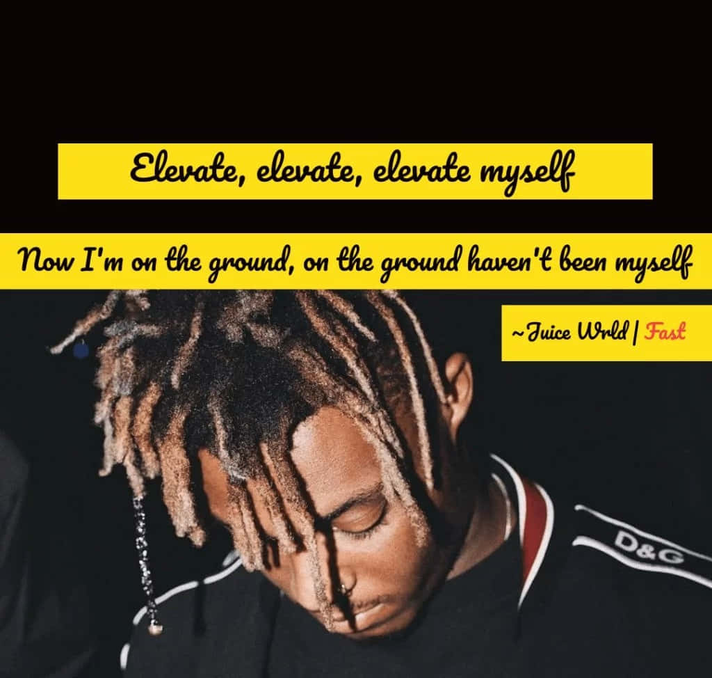 Juice Wrld Quotes 桌布 壁紙 — Juice WRLD 的閉眼特寫肖像，辮子頭框住他的臉，背景為黑色並帶有黃色文字疊加。