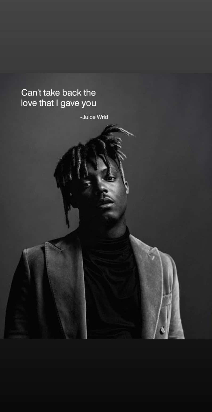 Juice Wrld Quotes 桌布 壁紙 — Juice WRLD 的黑白肖像，在深灰色背景前神情肅穆，並疊加了他的語錄。