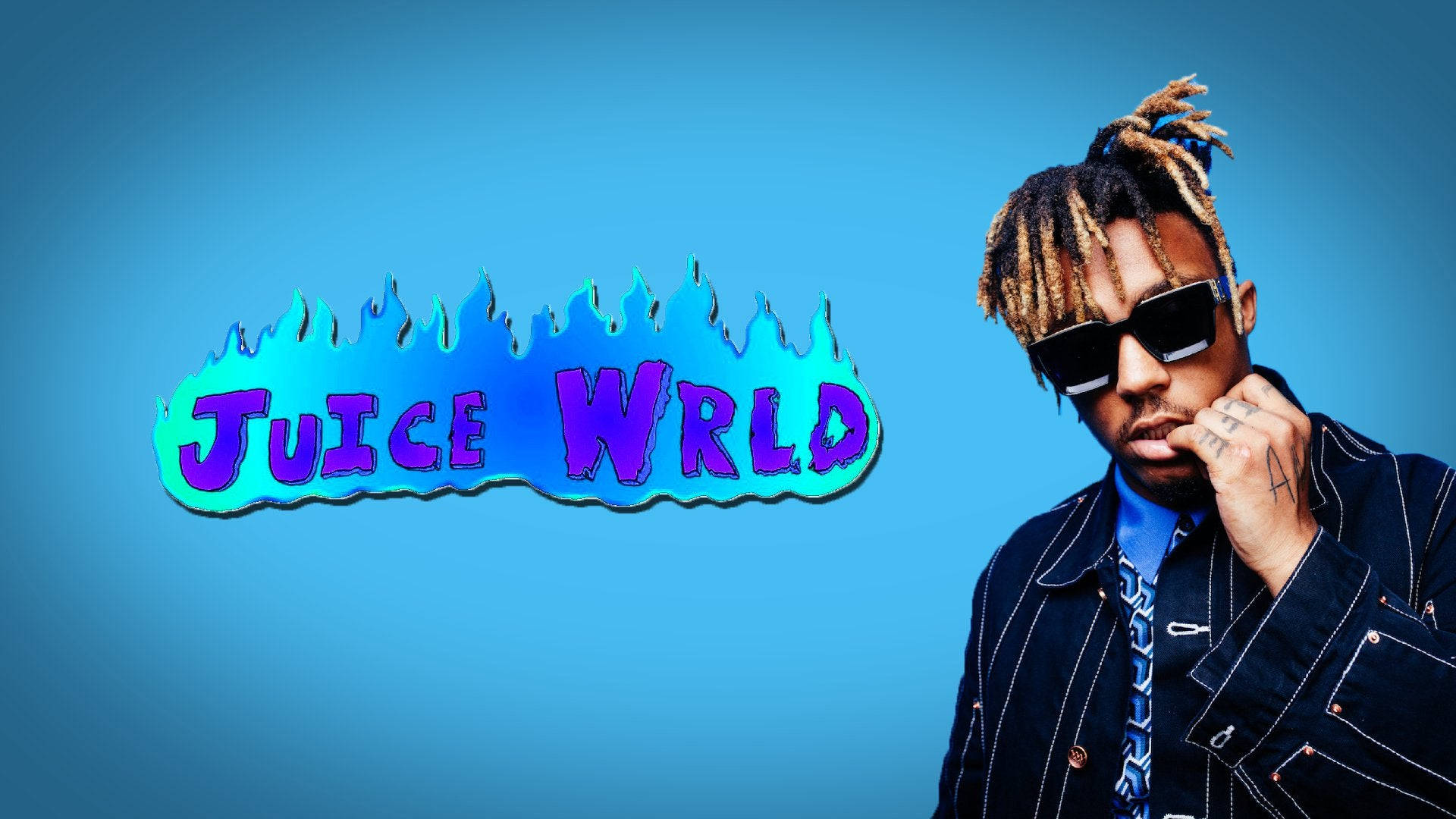 Juice WRLD 戴太陽眼鏡，他的名字標誌在藍色背景上