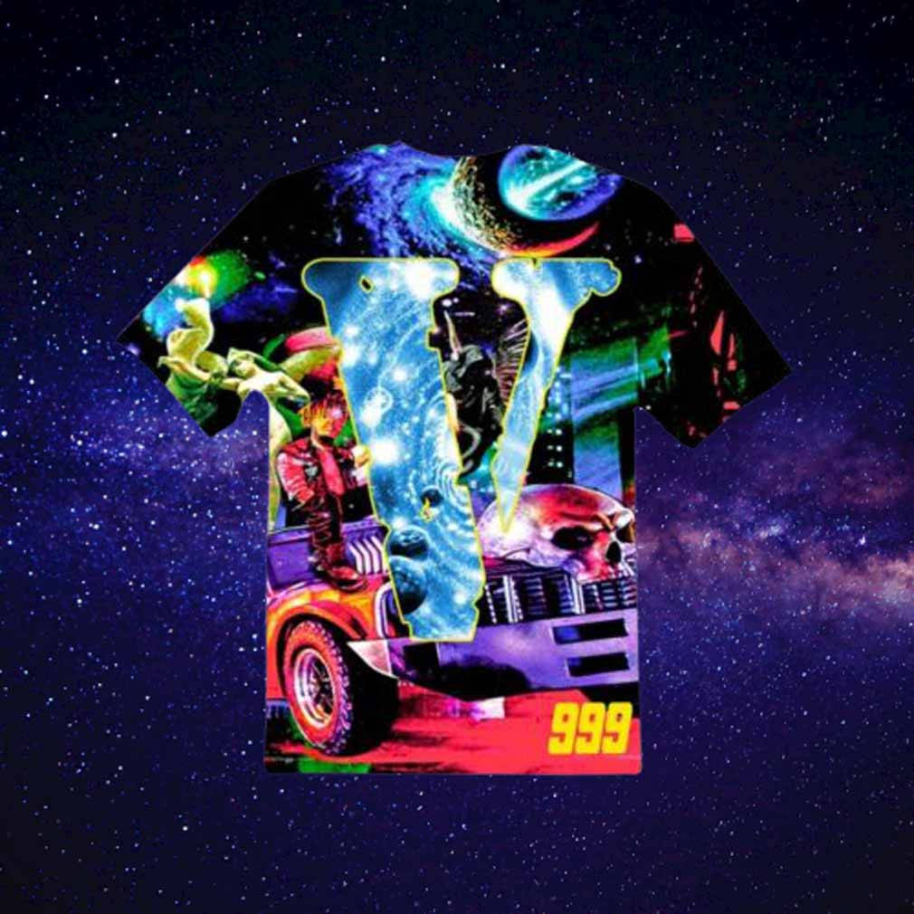 Juice Wrld與Vlone宇宙襯衫Vlone頭像 壁紙 — 一件充滿活力的T恤，帶有宇宙設計，以骷髏車和發光的「IV」為特色，背景是繁星點點的夜空。
