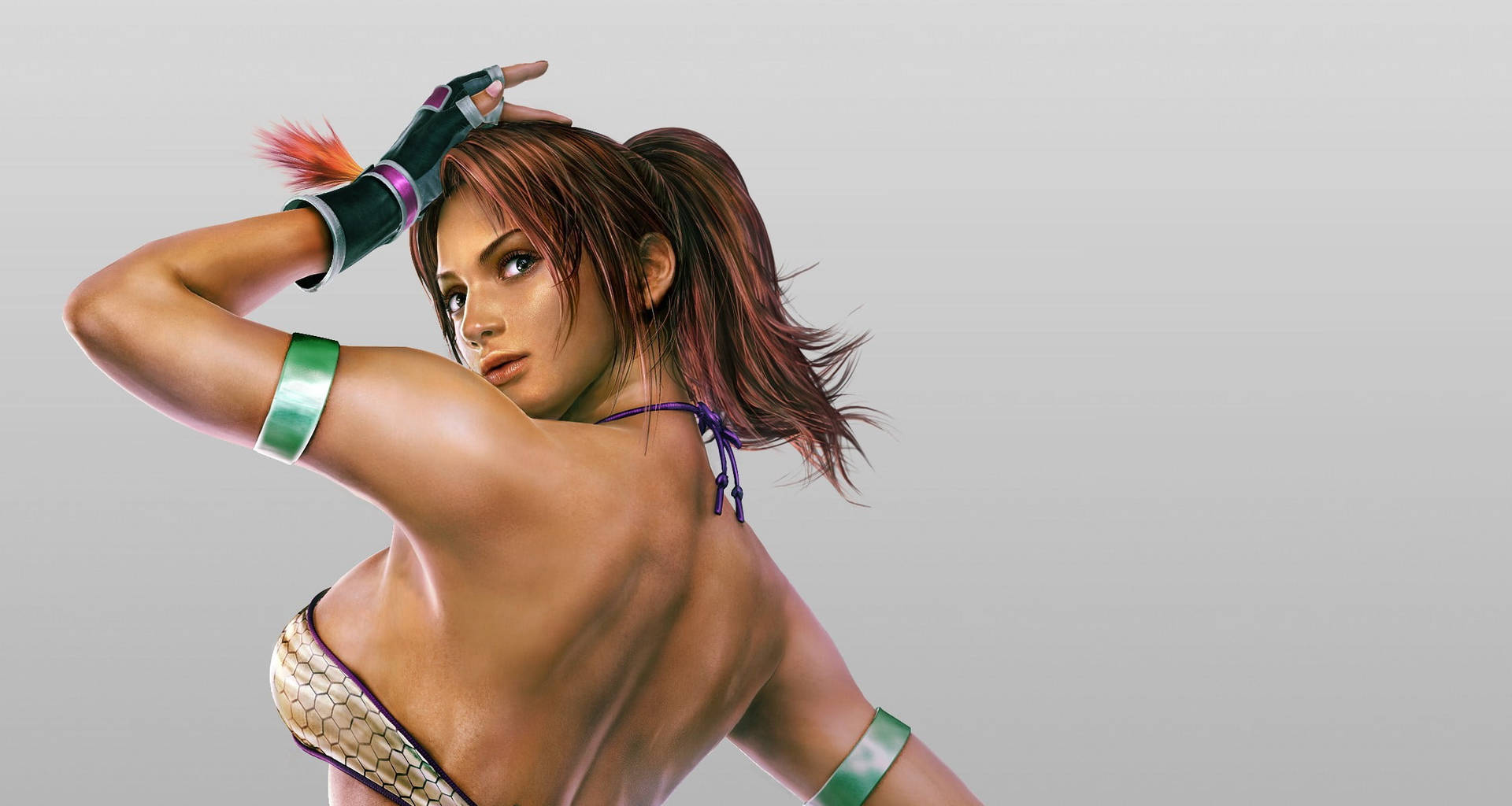 Julia Chang - Tekken 遊戲中的女性卡波耶拉戰士 壁紙 — 一位身穿金色鱗片上衣和綠色臂帶的女性戰士，在純灰色背景前擺出動態姿勢。