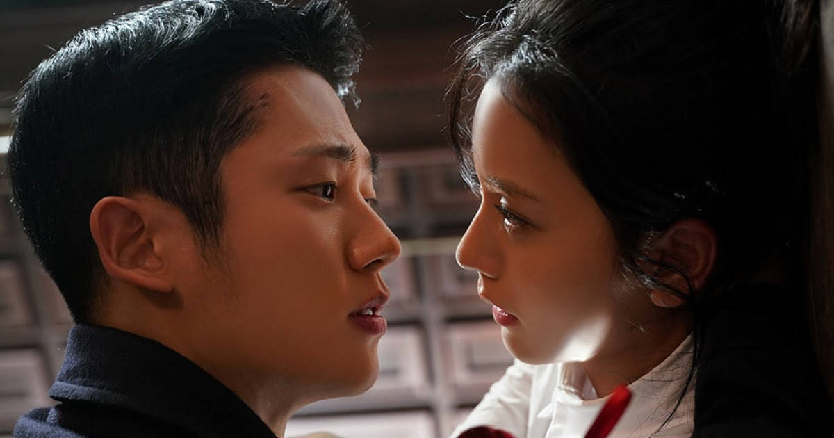 Jung Hae-In 與 Jisoo 劇中浪漫吻戲 壁紙 — 一男一女在昏暗的房間內面對面，表情充滿強烈情感。