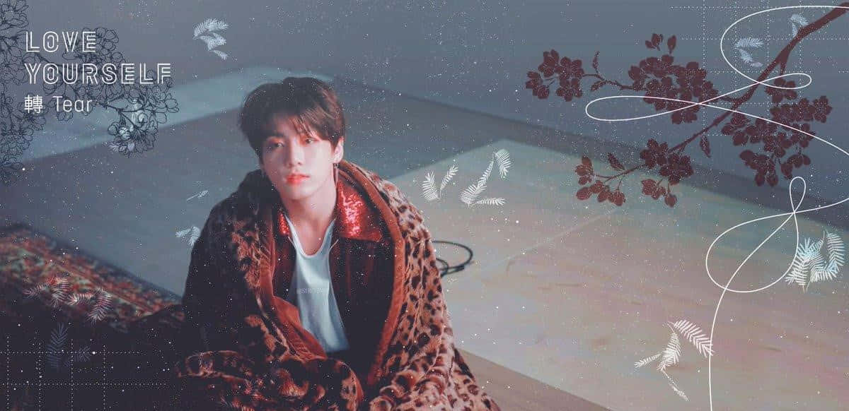 Jungkook以獨特風格展現個人魅力 壁紙 — 一個年輕男子裹著豹紋毯子，坐在柔和的粉彩背景前，背景上有花卉和幾何圖案疊加。