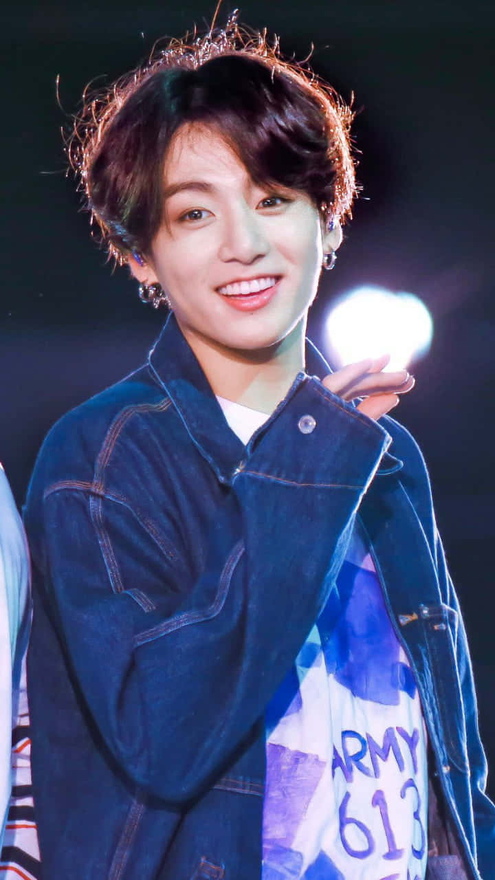 Jungkook在柔粉背景前展現迷人姿態 壁紙