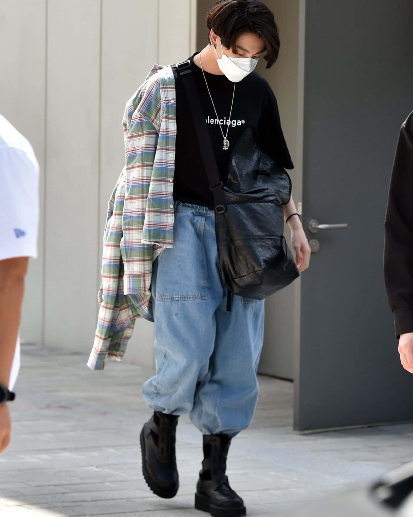 Jungkook在白色背景前微笑 壁紙