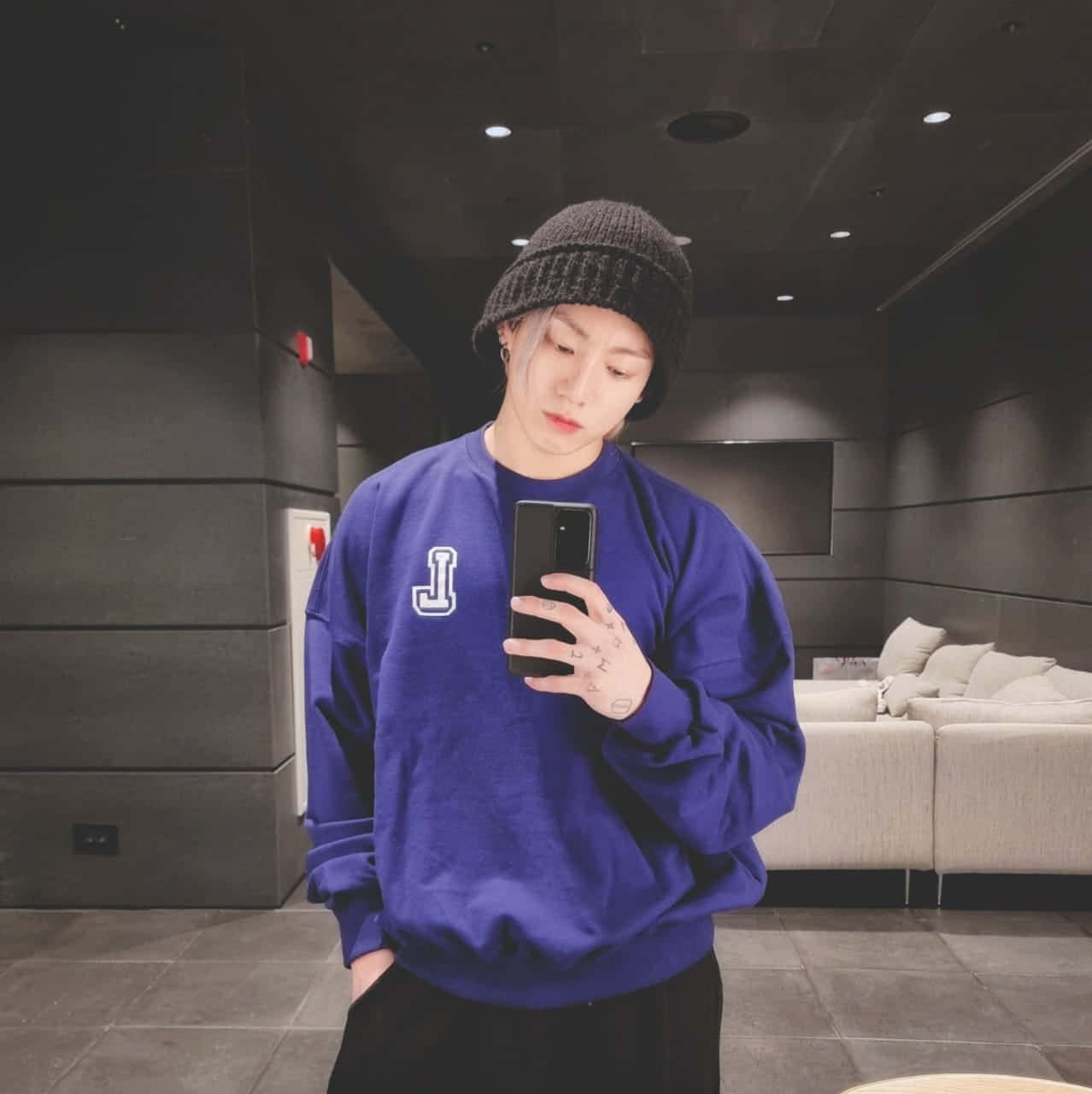 Jungkook於時尚全黑造型中征服觀眾 壁紙