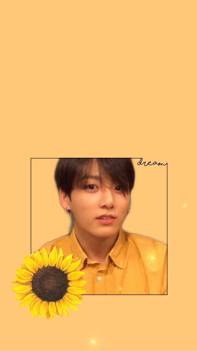 Jungkook時尚向日葵 壁紙 — 一位身穿黃色襯衫的年輕男子，被向日葵和柔和的金色背景框住，並帶有「夢想」一詞。