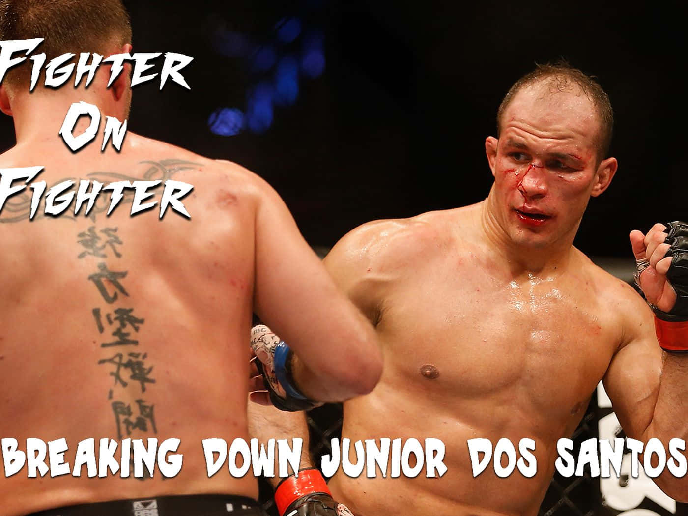 兩名男性MMA拳手交戰，可見血跡和紋身。