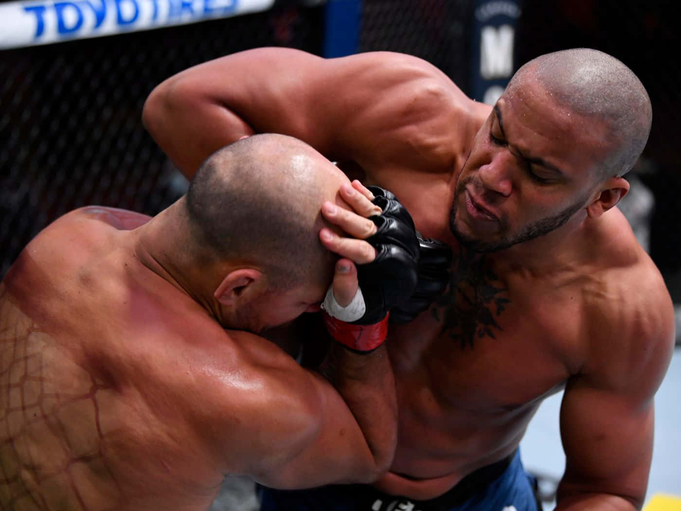 兩名MMA拳手在籠賽中鎖定纏抱。