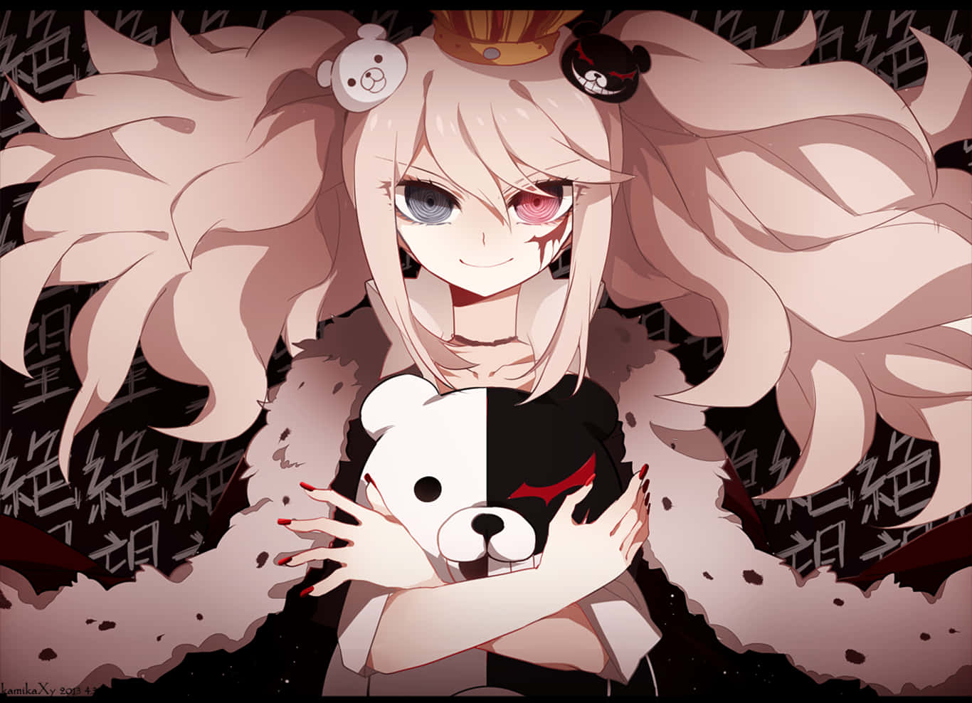 Junko Enoshima擁抱Monokuma Danganronpa頭像 壁紙 — 一位粉紅色頭髮、擁有異色瞳的動漫女孩，在黑暗背景上帶有日文字的情況下，緊抱著一隻半黑半白的熊公仔。