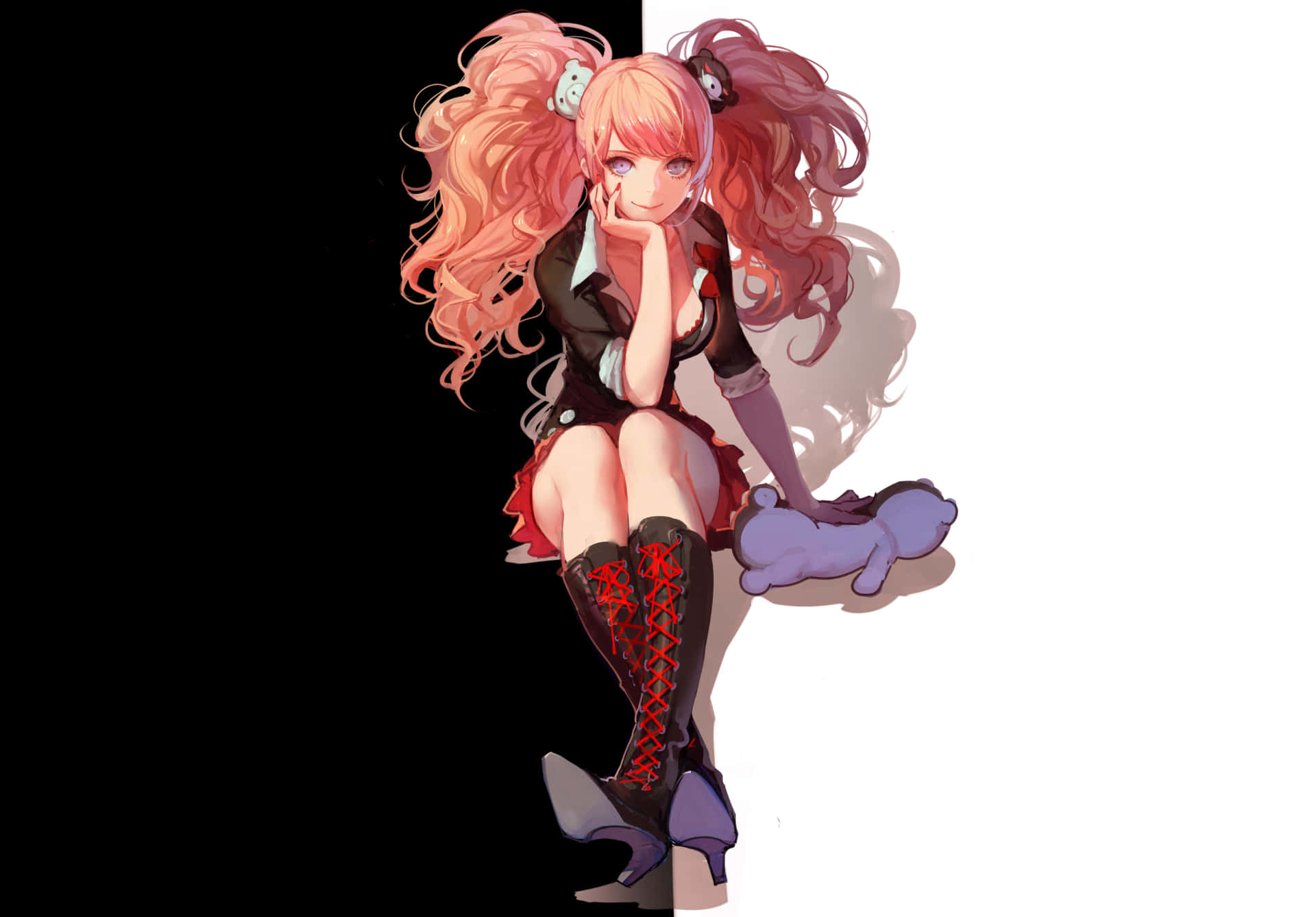 Junko Enoshima黑白分屏 Danganronpa頭像 壁紙 — 動漫女孩紮著粉紅色雙馬尾，坐在黑白分明的背景前，若有所思地抱著毛絨玩具。