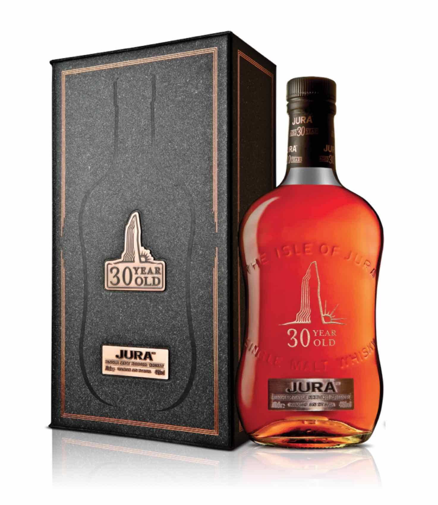 Jura 30年陳釀美國威士忌 壁紙 — 一瓶奢華的30年Jura單一麥芽威士忌，琥珀色液體，旁邊是其優雅的黑色紋理盒子，帶有金色邊框和浮雕品牌標誌。