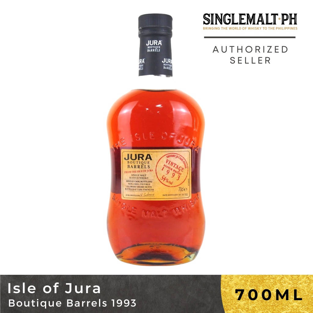 Jura 島 Boutique Barrels 1993 壁紙 — 一瓶充滿活力的琥珀色Isle of Jura Boutique Barrels 1993單一麥芽威士忌，帶有醒目的標籤和黑色瓶蓋，背景為潔淨的白色。