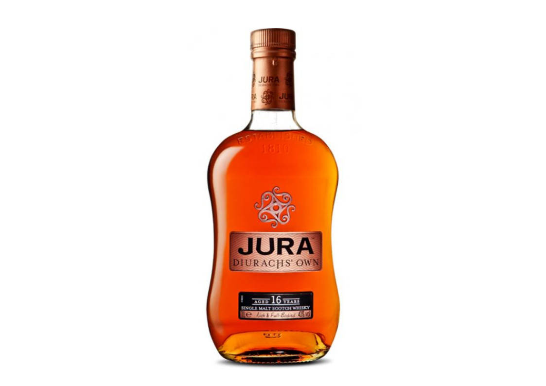 Jura島16年陳釀威士忌 壁紙 — 一瓶Jura Diurach's Own 16年單一麥芽蘇格蘭威士忌，琥珀色液體和銅蓋，白色背景。