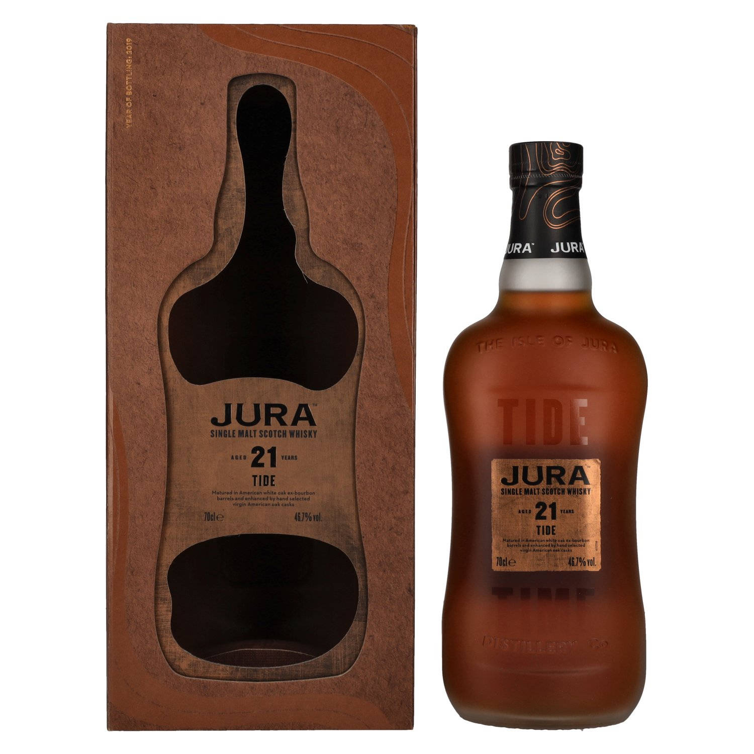 Jura島蘇格蘭威士忌 壁紙 — 一瓶Jura 21年單一麥芽威士忌放在其相配的棕色紙板包裝旁邊，包裝上有一個鏤空剪影。