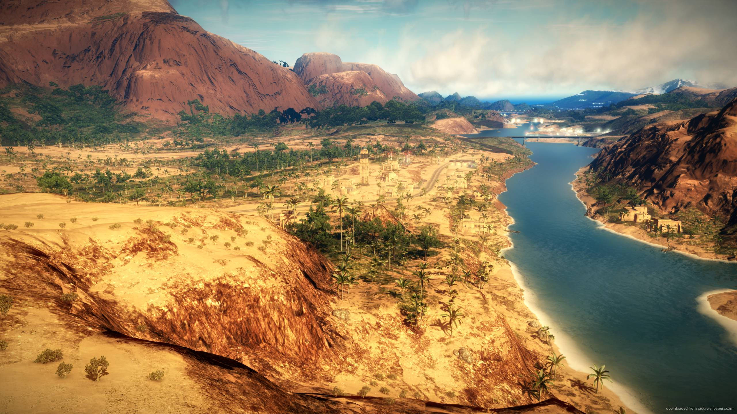 Just Cause 2 河流風景 壁紙 — 廣闊的沙漠峽谷，蜿蜒的河流和散落的棕櫚樹，天空部分多雲。