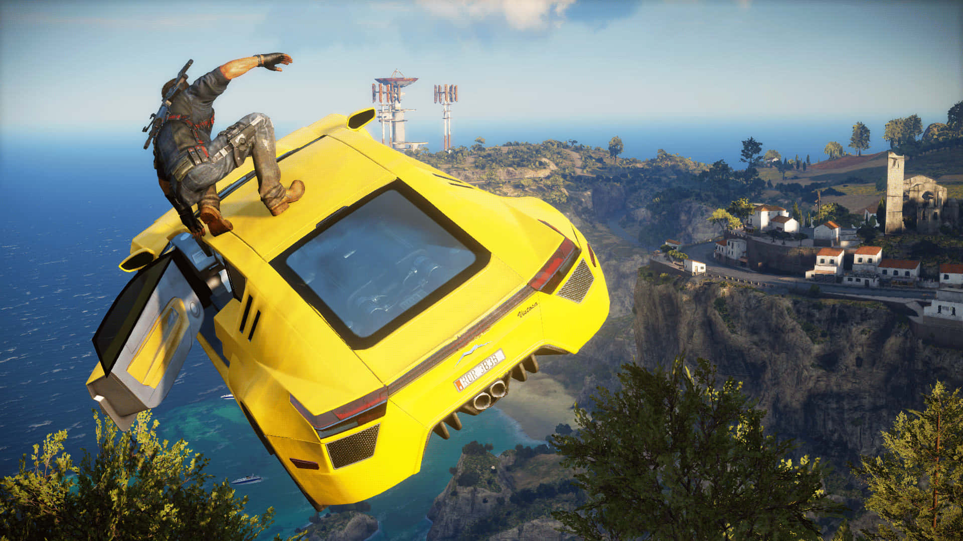 Just Cause 4 1920x1080 背景：黃色汽車 壁紙 — 一名男子懸掛在一輛飛行的黃色跑車上，飛越沿海懸崖村莊。