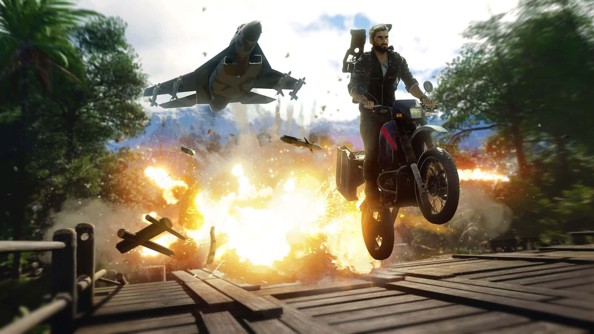 Just Cause 4 1920x1080 背景：機車 壁紙 — 一個鬍鬚男騎著電單車越過木橋，下方發生爆炸，一架戰鬥機在叢林環境中飛過頭頂。