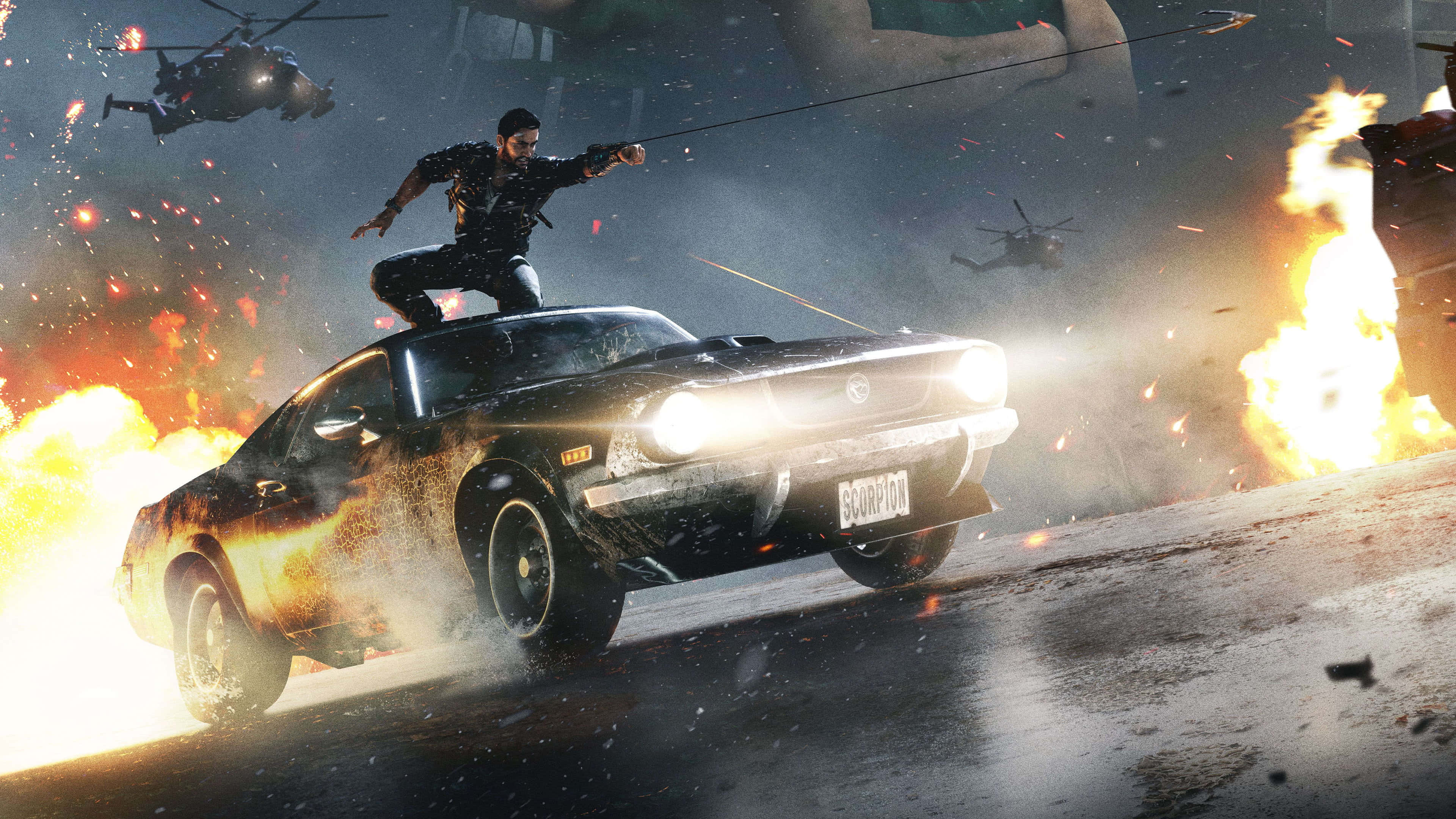 《Just Cause 4》中的動態戰鬥 壁紙 — 一名男子從一輛疾馳的黑色肌肉車上跳下，周圍爆炸和直升機在混亂的城市追逐中爆發。