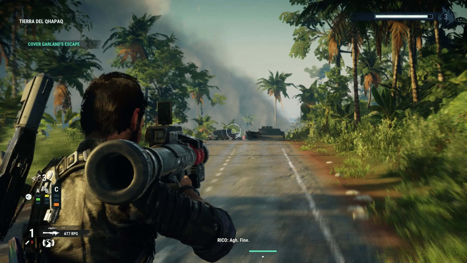 Just Cause 4 持械瞄準背景 壁紙 — 一名士兵沿著叢林道路瞄準火箭發射器，遠處煙霧在朦朧的天空下升起。