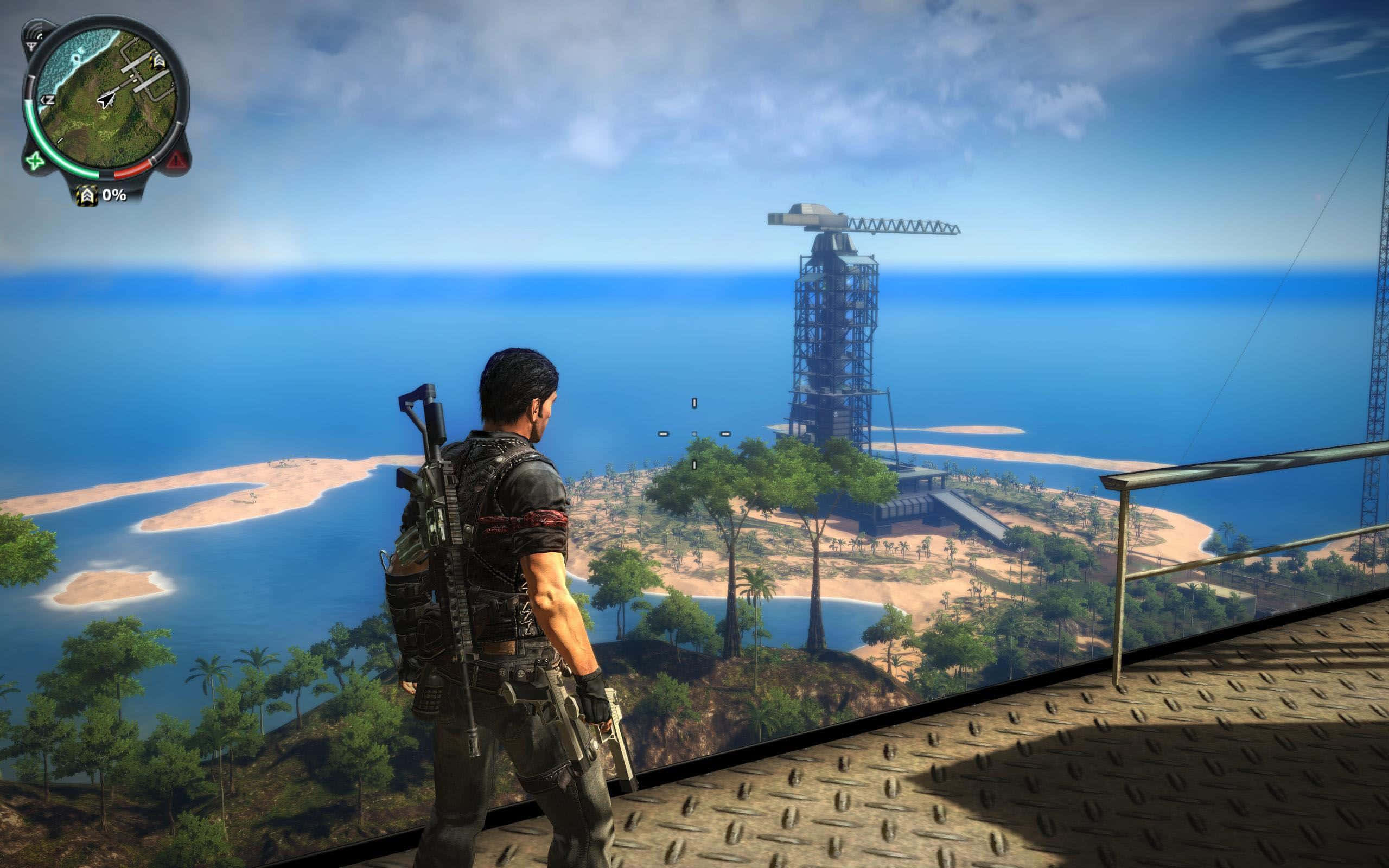 《Just Cause 4》最佳背景：里科遊戲畫面 壁紙 — 一名身穿戰術裝備的士兵站在金屬平台上，俯瞰一個熱帶島嶼，島上有高聳的工業塔和藍色海洋，天空部分多雲。