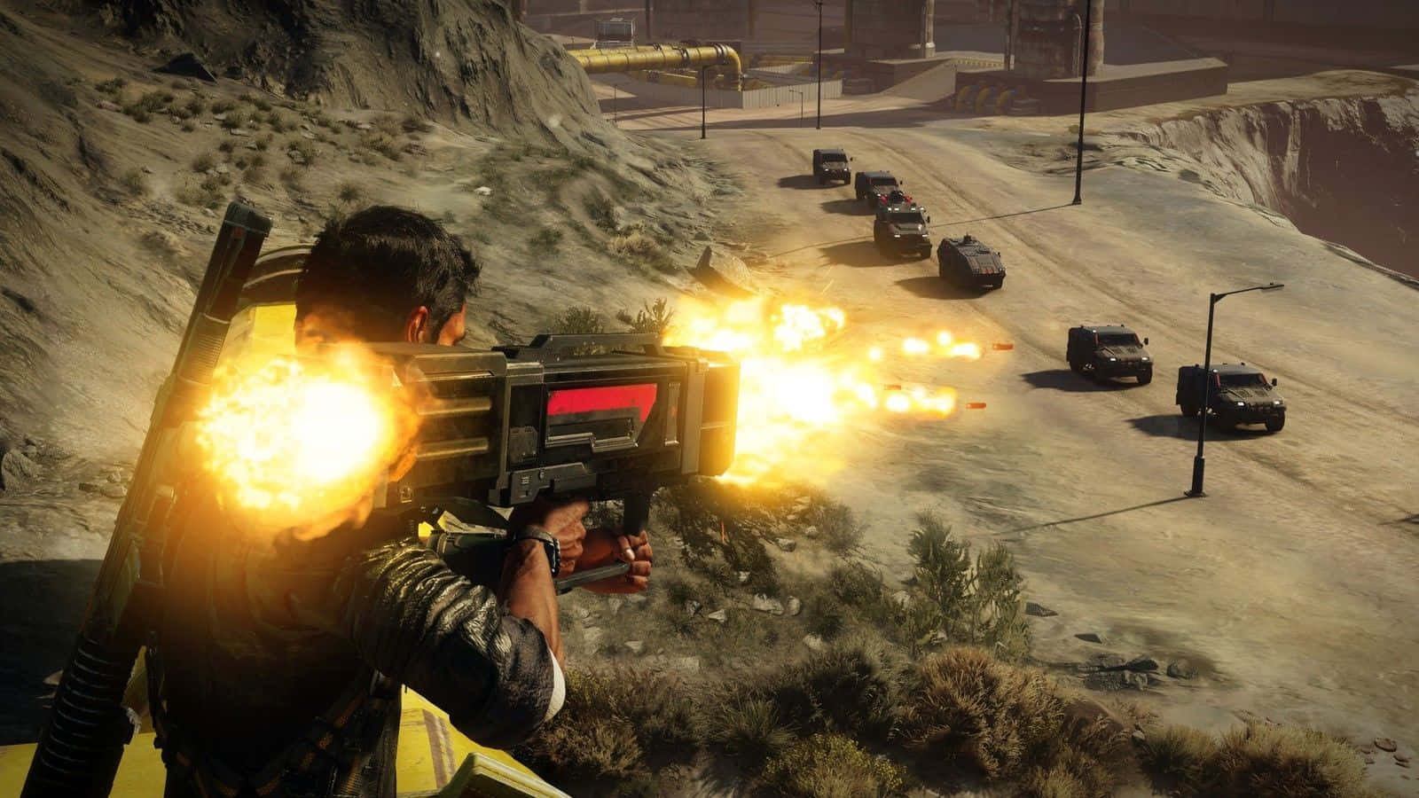 《Just Cause 4》爆炸性動作 - 高解析度壁紙 壁紙 — 一名士兵向在塵土飛揚的沙漠道路上疾馳的裝甲車發射熾熱的火箭筒。