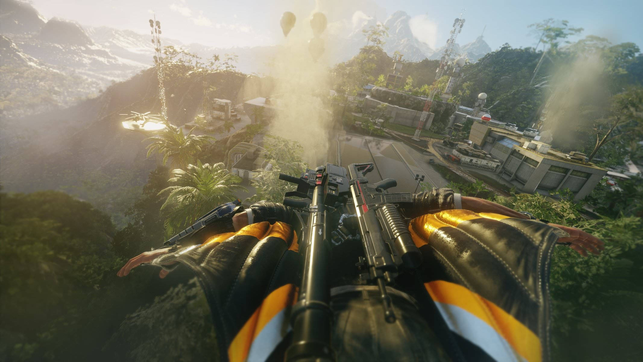 Just Cause 4 空中視角 壁紙 — 第一人稱視角，玩家從滑翔翼上向熱帶山區基地開火，煙霧升騰。