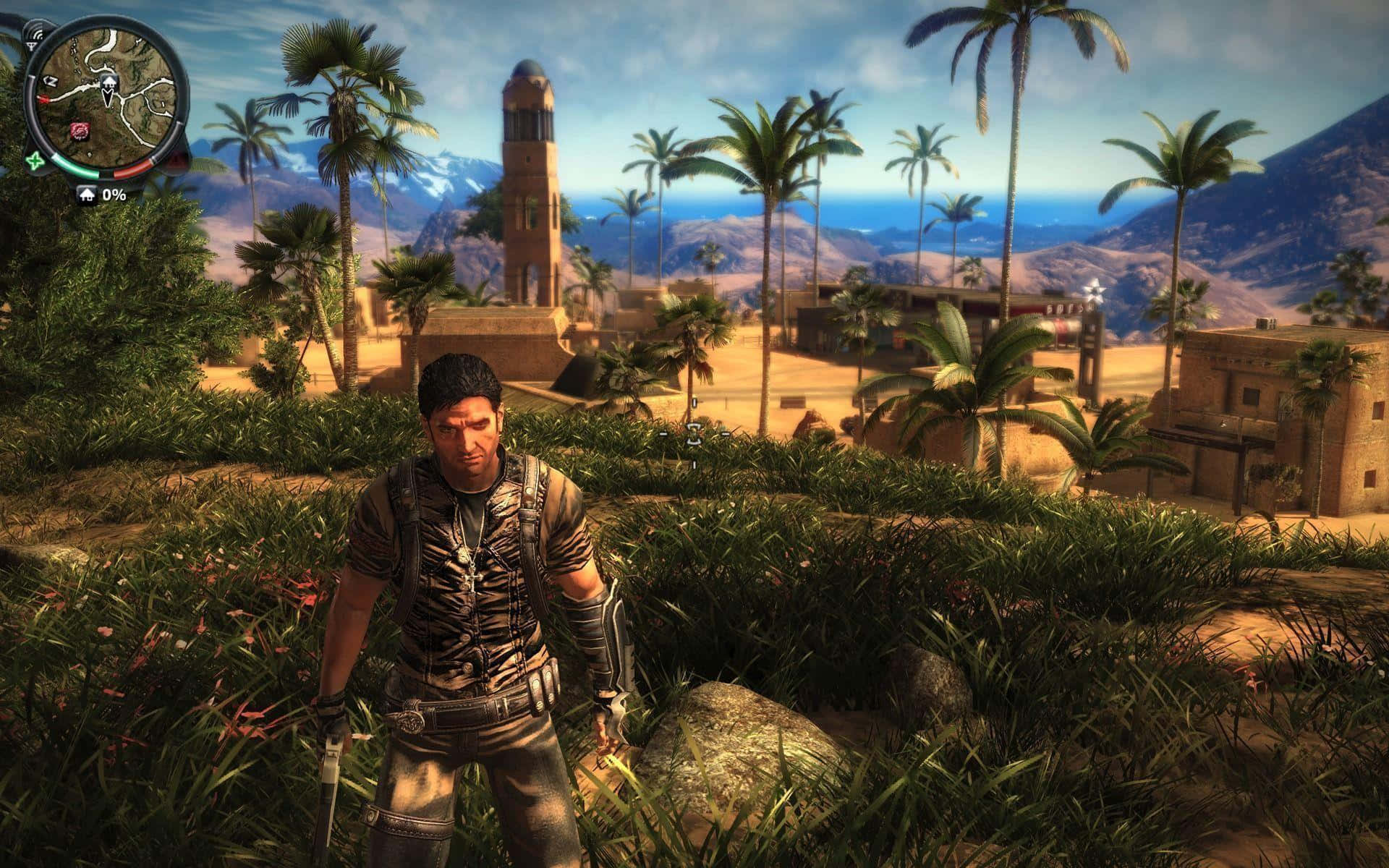 《Just Cause 4》遊戲精彩場景 壁紙 — 一個粗獷的男人在沙漠村莊，有棕櫚樹和遠方的海洋，在明亮的藍天下。