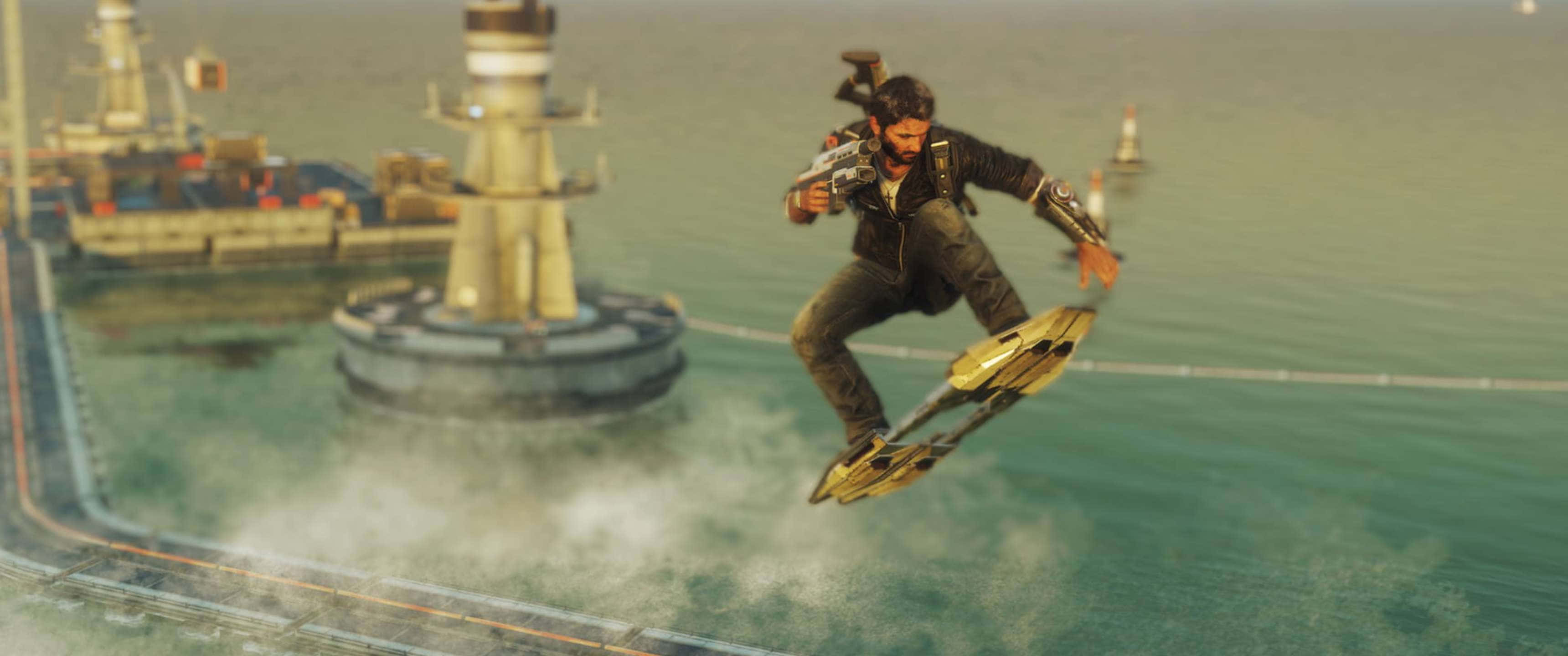 《Just Cause 4》里科海中衝浪 3440x1440p 壁紙 — 一個留鬍子、背著背包的男人，在燈塔和船隻附近的海浪上，踩著黃色懸浮滑板飛翔。