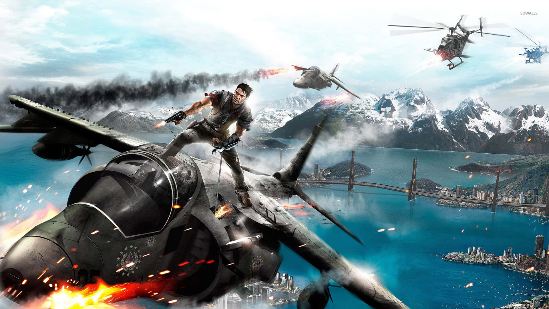 Just Cause 4 高清壁紙：刺激動作場景 壁紙 — 一名士兵站在燃燒的戰鬥機頂部，在雪覆蓋的山脈和沿海城市上空進行空戰。
