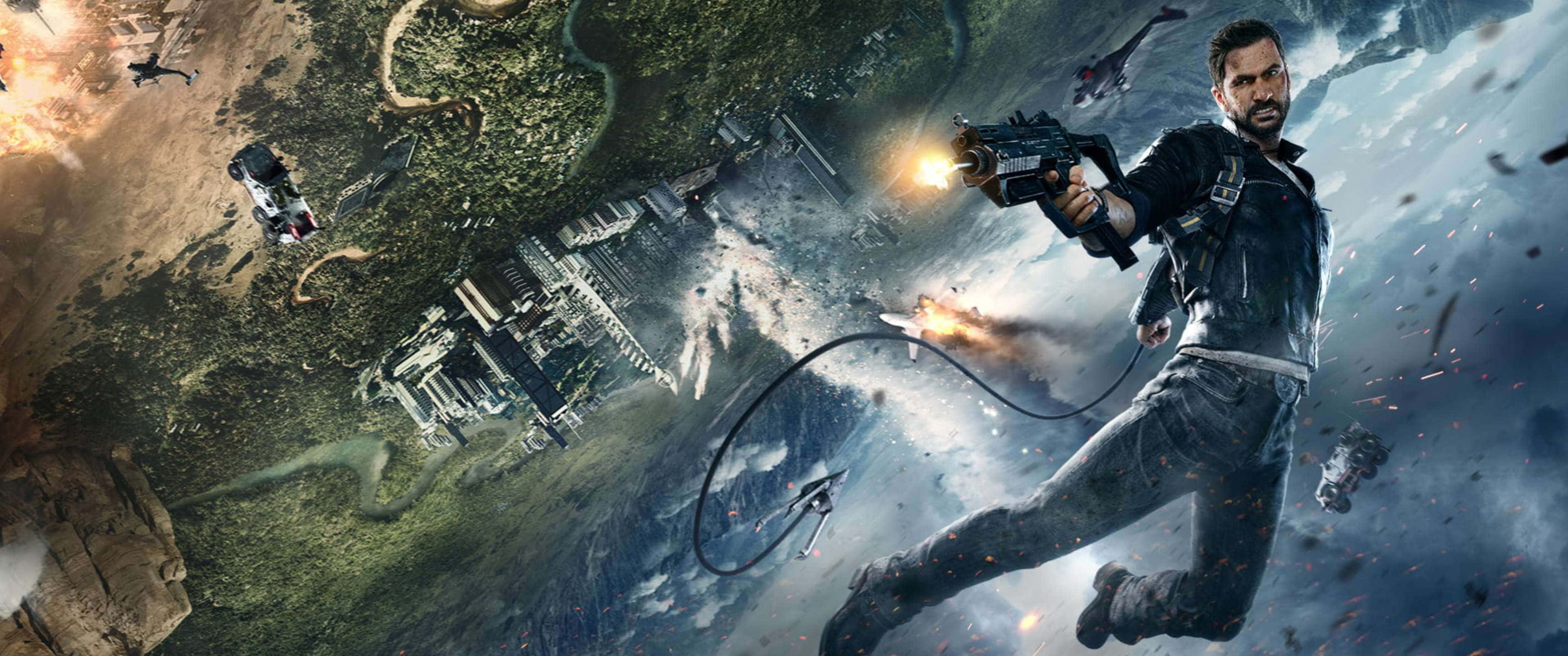 《Just Cause 4》高清海島軍事基地海報 3440x1440p 壁紙 — 一個穿著皮褸的男人喺穿過破碎城市景觀墜落時發射抓鉤槍，下方有爆炸同飛行車輛。