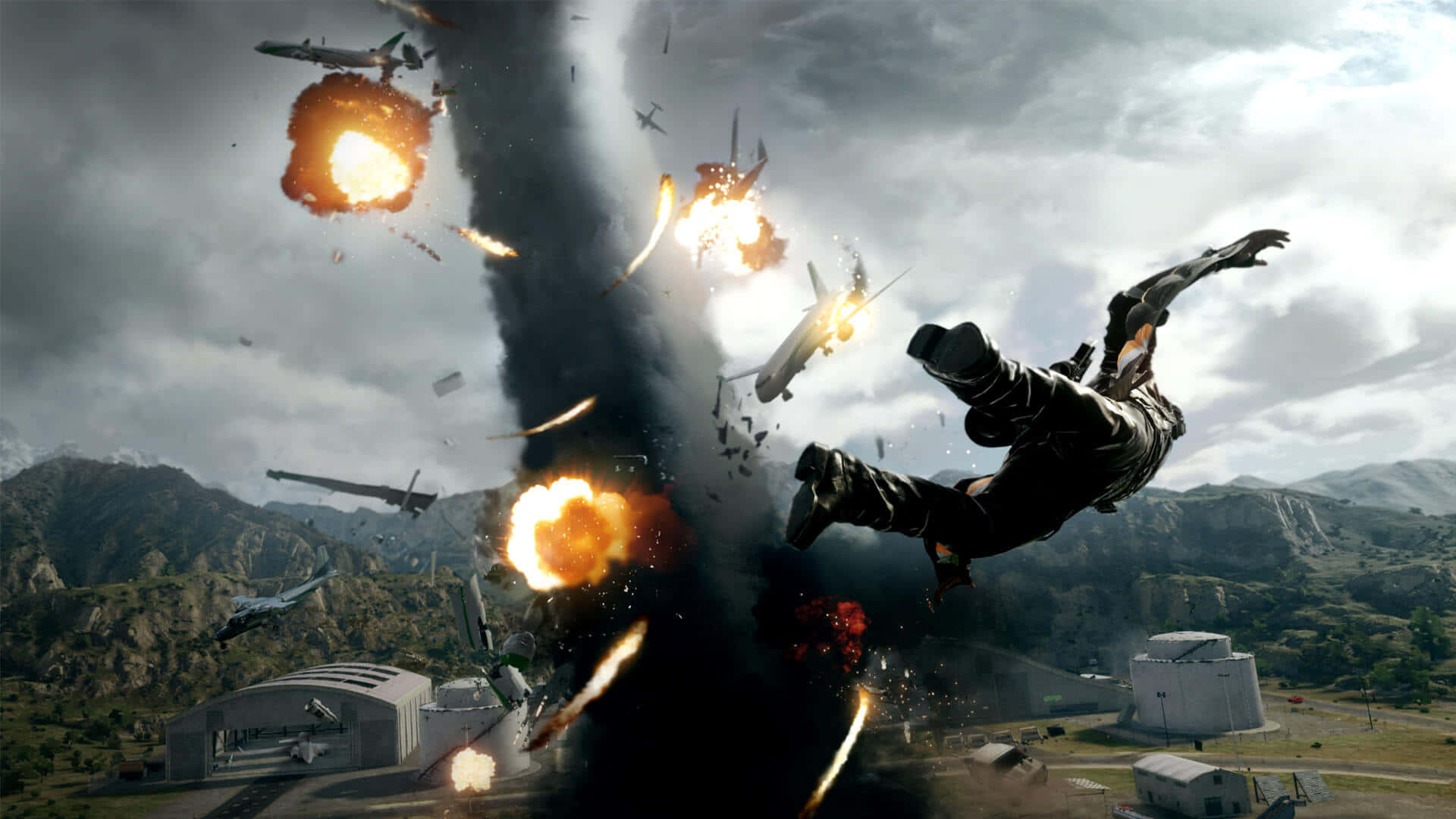 Just Cause 4 高畫質背景：驚心動魄動作場景 壁紙 — 一名士兵被拋到空中，爆炸和飛機在風暴天空下的山區軍事基地上空交戰。